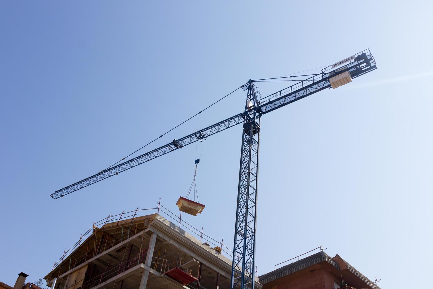3039376-guindaste-trabalhando-em-um-canteiro-de-obras-gratis-foto